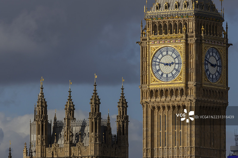 伦敦议会大厦或议会大厦的伊丽莎白塔（大本钟）钟楼，英格兰，英国伦敦市图片素材