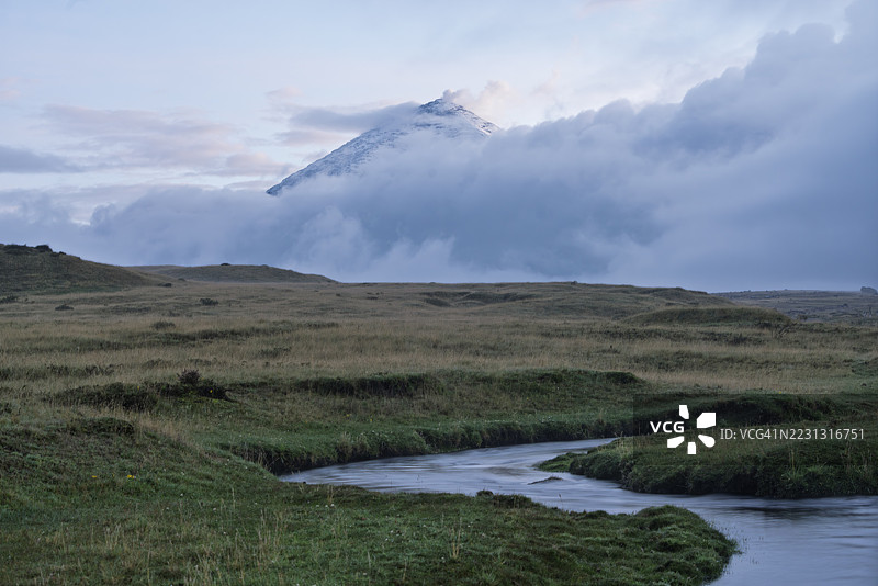 科托帕希火山，前景为高原植被中的溪流，科托帕希国家公园，梅希亚县，皮钦查省，厄瓜多尔图片素材