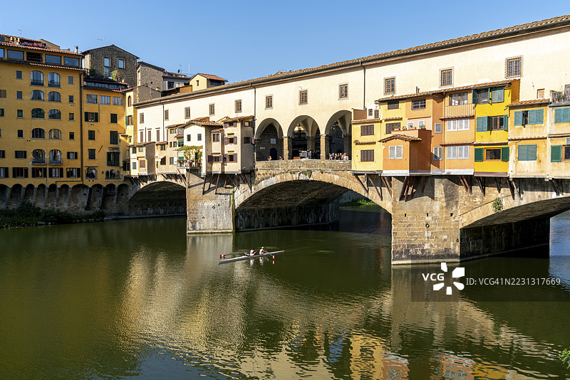 瓦萨里走廊，历史悠久的桥梁，河阿诺河上倒映着建筑，划船，佛罗伦萨，佛罗伦萨省，意大利图片素材