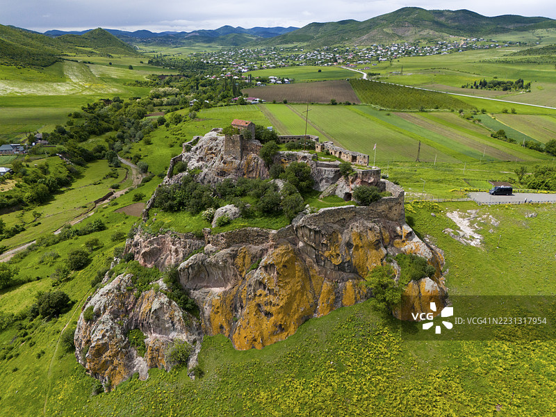 格鲁吉亚下卡特里地区博尔尼西县的克维希城堡，一座历史悠久的城堡坐落在被郁郁葱葱的绿植和开阔乡村环绕的岩石山上，航拍视角图片素材