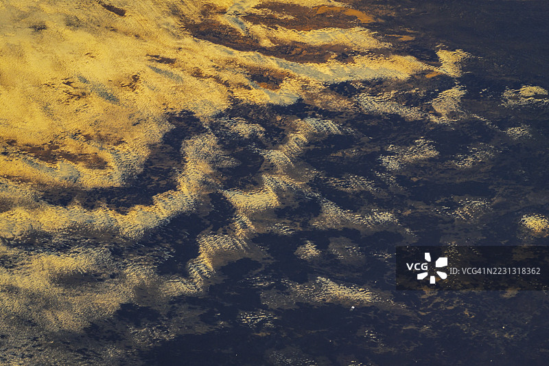 冰岛火山海滩上黑色和金色纹理的鸟瞰图图片素材