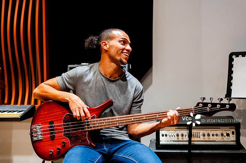 中年男子在音乐工作室演奏贝斯图片素材