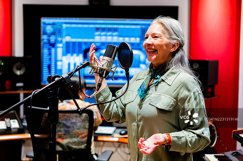 在音乐工作室里唱歌的老年女性图片素材