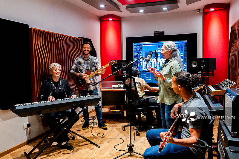表演团体在音乐工作室排练图片素材