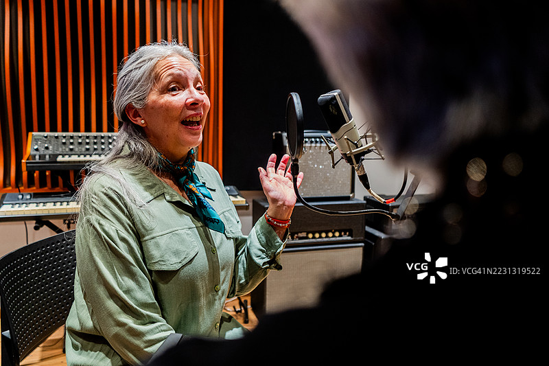 在音乐工作室里唱歌的老年女性图片素材