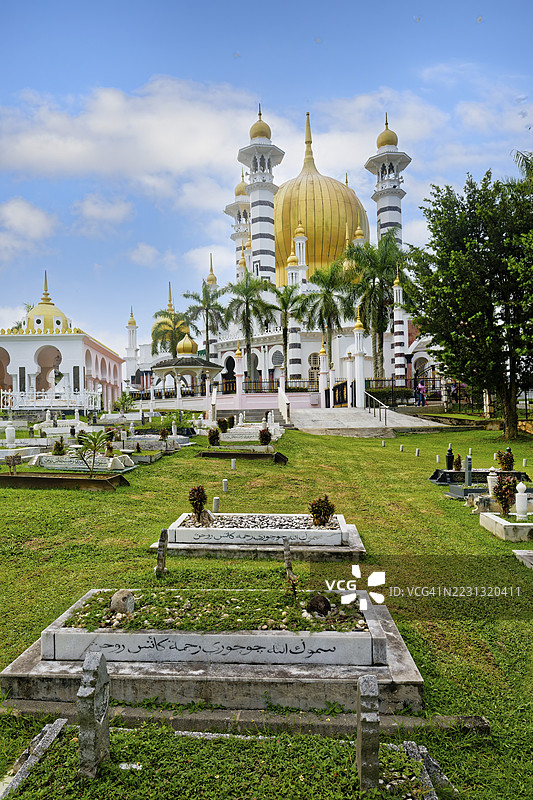 马来西亚霹雳州瓜拉江沙的乌布迪亚清真寺，具有摩尔式风格和金色圆顶图片素材