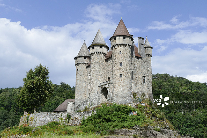 瓦尔城堡坐落在岩石山顶上图片素材