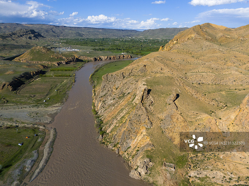 蓝天白云下,陡峭悬崖间的河流,鸟瞰图,阿拉斯河,D70和D80山脉,图兹卢卡,伊格德尔省,伊格德尔,东安纳托利亚,安纳托利亚,土耳其图片素材