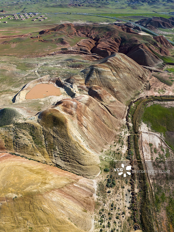 多彩的山丘和稀疏植被的沉积地貌，鸟瞰图，D70和D80的山脉，图兹卢卡，伊格德尔省，伊格德尔，东安纳托利亚，安纳托利亚，土耳其图片素材