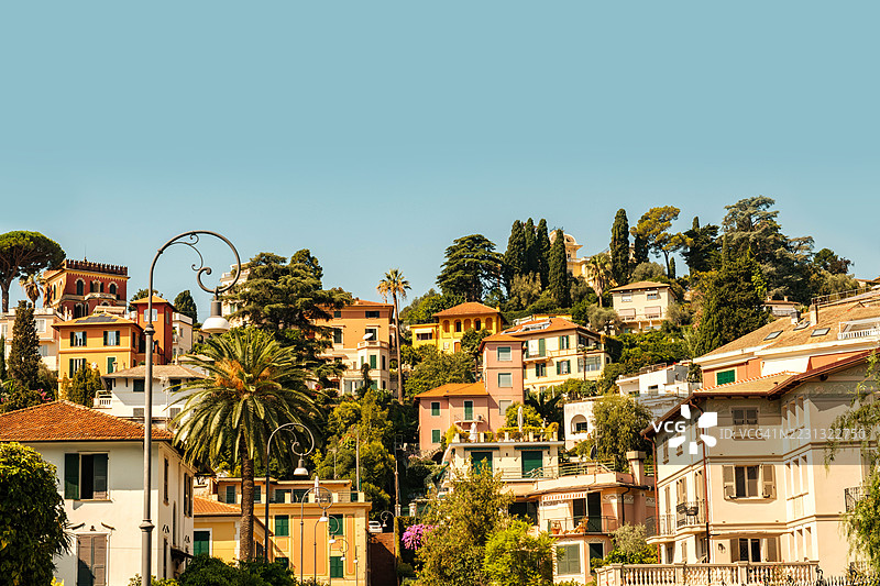 拉帕洛的五彩斑斓的山坡房屋 - 意大利里维埃拉的地中海魅力图片素材