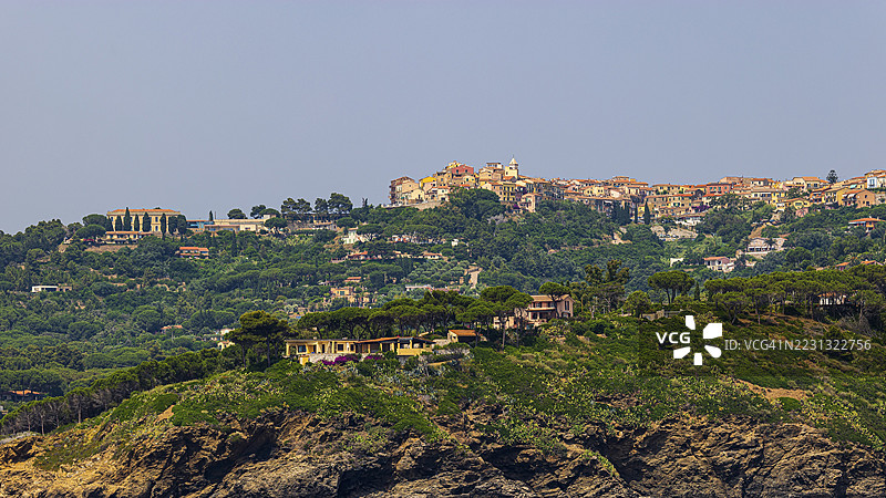 位于意大利托斯卡纳大区托斯卡纳群岛国家公园的埃尔巴岛卡波利韦里村上方的马多纳德尔格拉齐耶附近的度假屋图片素材