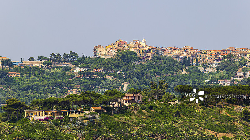 位于意大利托斯卡纳大区托斯卡纳群岛国家公园的埃尔巴岛卡波利韦里村上方的马多纳德尔格拉齐耶附近的度假屋图片素材