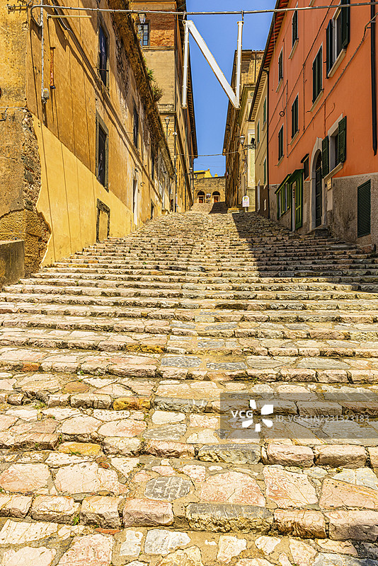 波托费拉约老城区的历史阶梯，厄尔巴岛，托斯卡纳群岛国家公园，意大利托斯卡纳图片素材