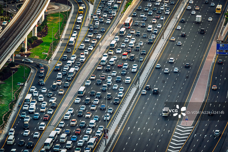迪拜繁忙的多车道高速公路空中视角图片素材