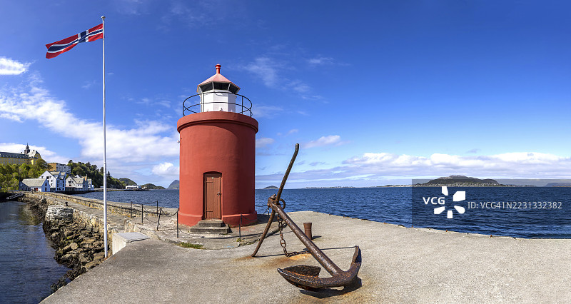 挪威的阿勒松，因其新艺术风格建筑、峡湾和风景如画的自然景观而闻名的港口城市图片素材