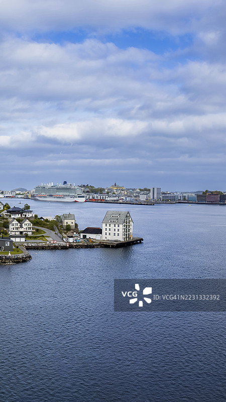 挪威的阿勒松，因其新艺术风格建筑、峡湾和风景如画的自然景观而闻名的港口城市图片素材
