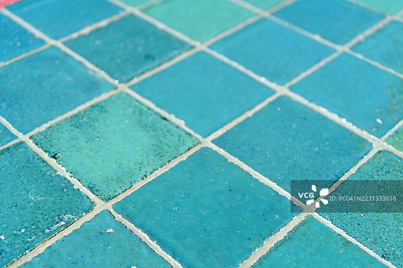 鲜艳的青绿色瓷砖形成重复的几何图案图片素材