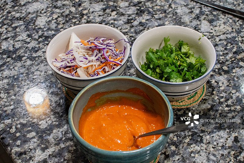 洋葱、调料和香菜的碗图片素材