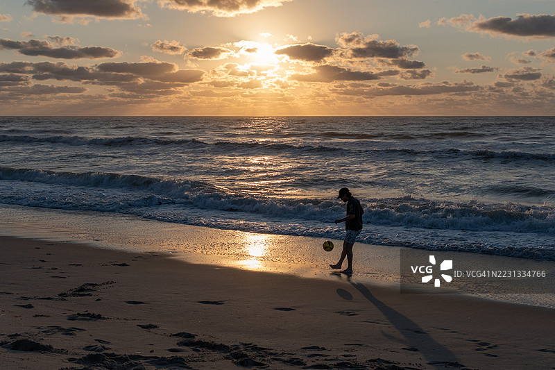海滩上的足球图片素材