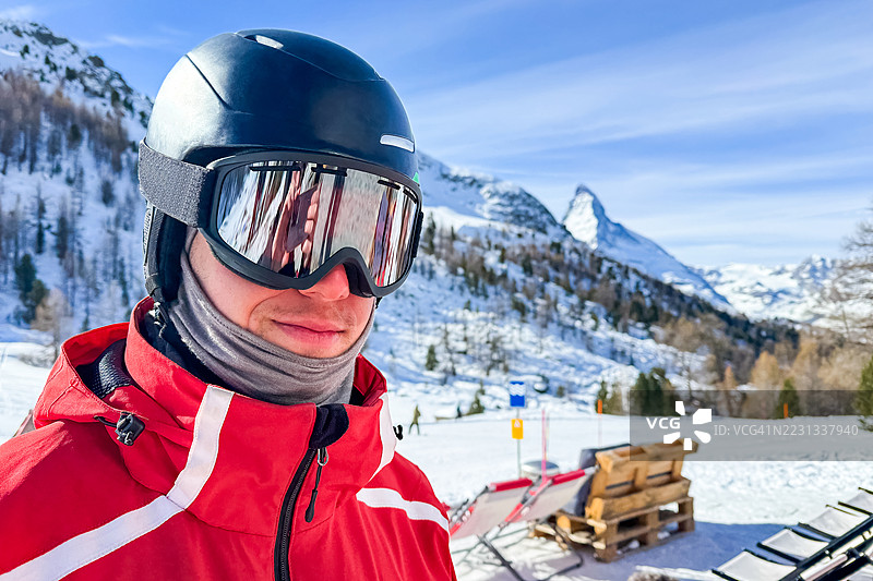 年轻滑雪者在瑞士采尔马特滑雪度假村的肖像，背景是马特洪峰。图片素材