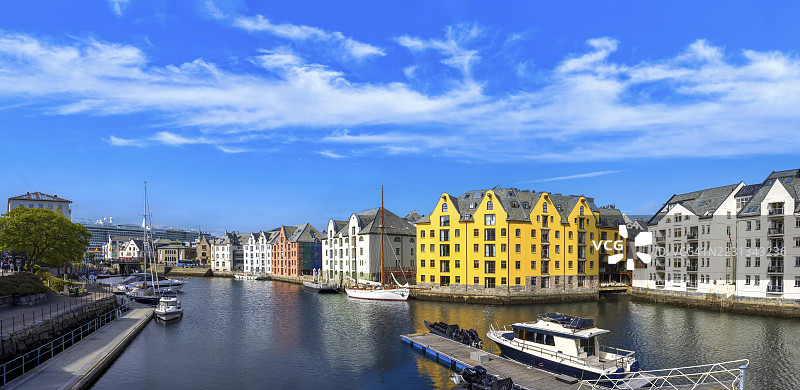 挪威西海岸的港口城市阿勒松，以新艺术风格建筑和峡湾而闻名图片素材