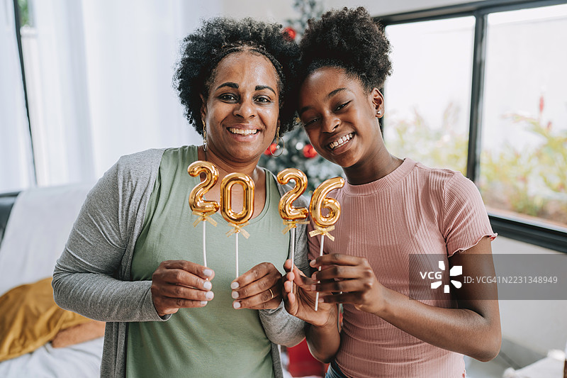 母女俩手持2026年新年数字图片素材