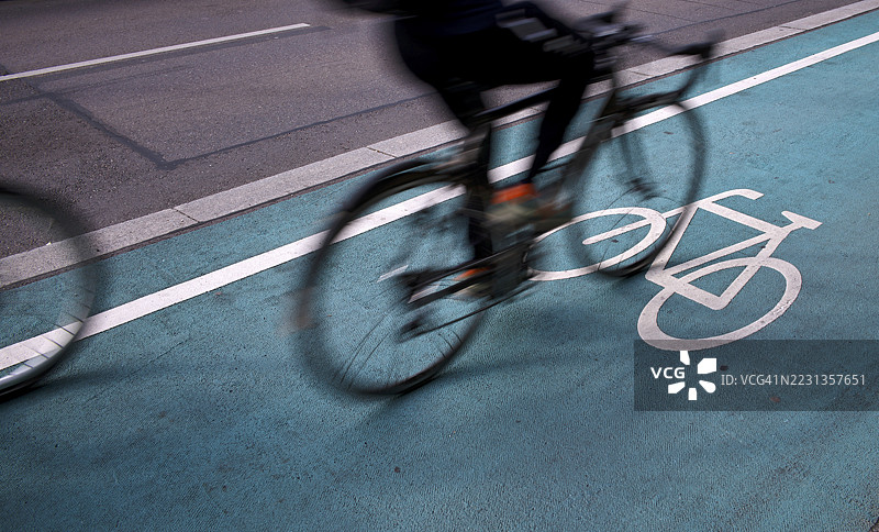 自行车,骑自行车的人,在自行车道上骑行,图标,标志,标签,靠近道路,运动效果,速度,斯图加特,巴登-符腾堡,德国图片素材