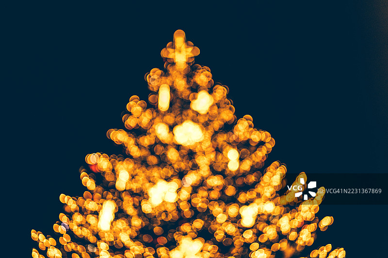 带有金色复古灯光散景的圣诞树，留有空白空间图片素材