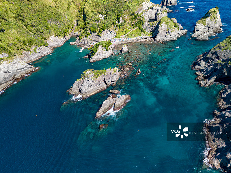 经过许可，正在进行对中木港、平藏滨、大根岬和夕阳公园的航拍摄影。平藏海滩、中木港、南伊豆、伊豆半岛，静冈县，日本。- 2025年。图片素材