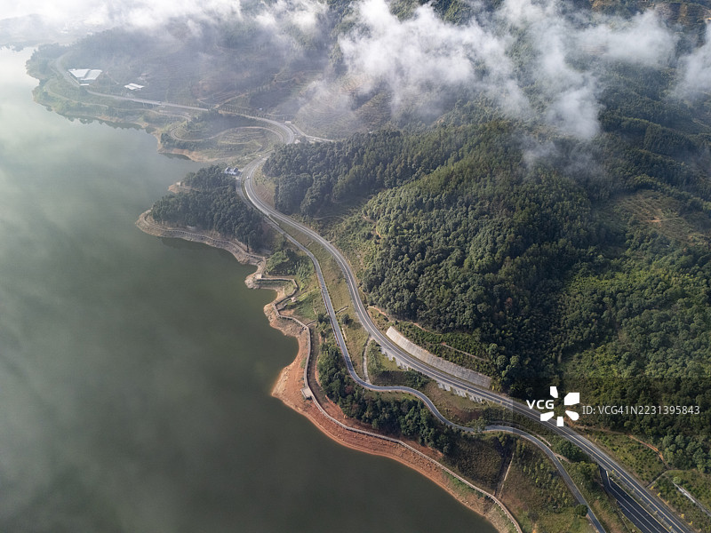 湖边山区弯曲道路的鸟瞰图图片素材