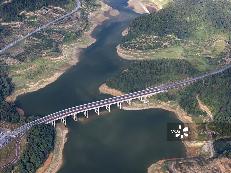 河上桥梁的鸟瞰图图片素材