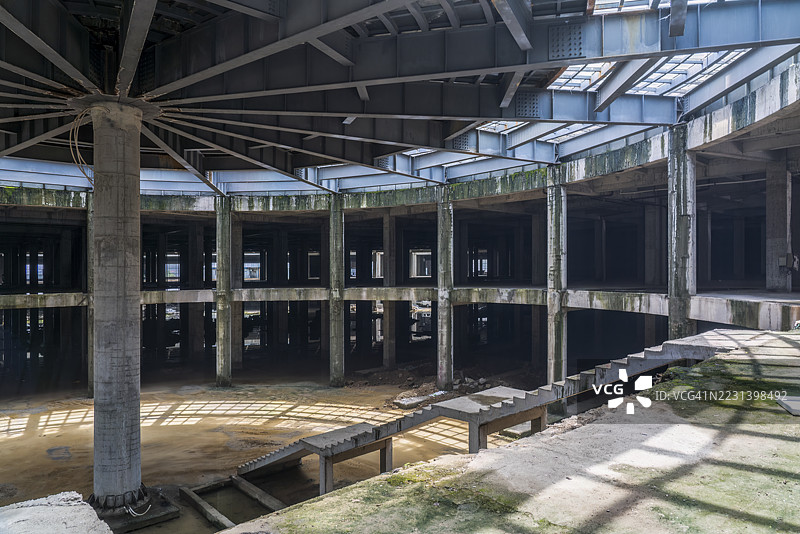 城市中心的废弃建筑图片素材