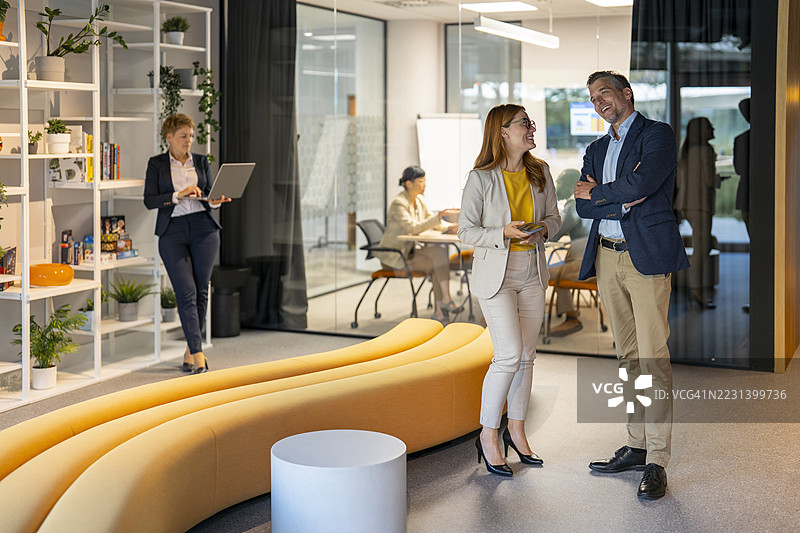 商务人士在现代办公室休息时间聊天图片素材