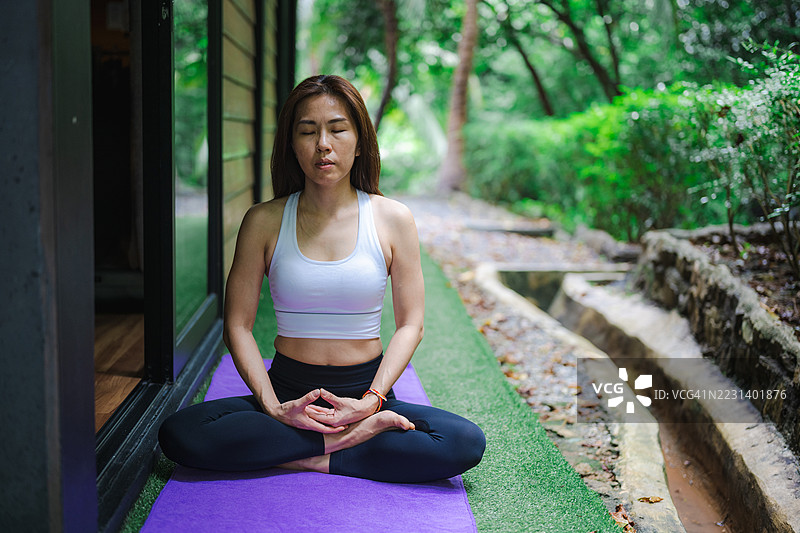 家庭健康：数字时代的瑜伽练习图片素材