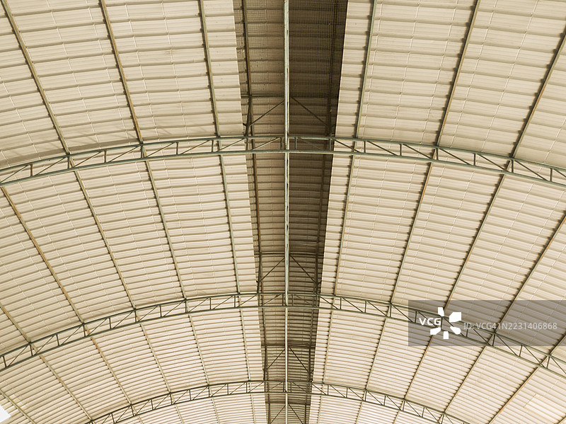 金属板屋顶结构。图片素材