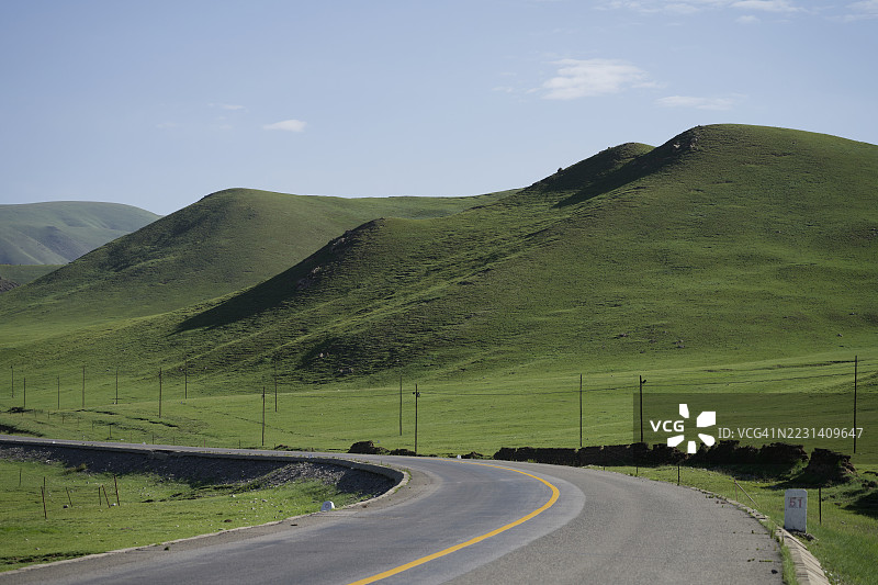 阳光明媚的高原上的沥青道路图片素材