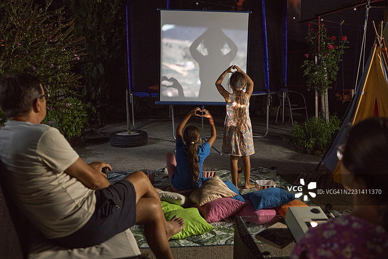 在我们后院讲故事图片素材