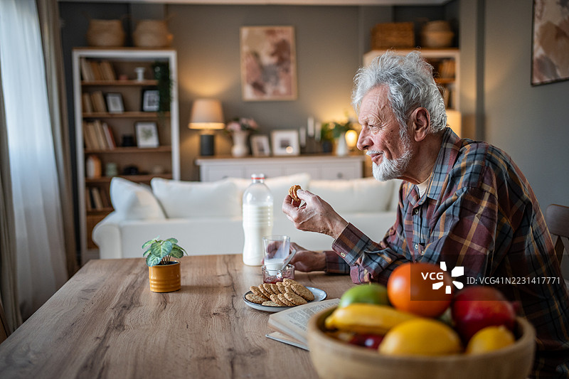 老年人在家享受轻松的早餐图片素材