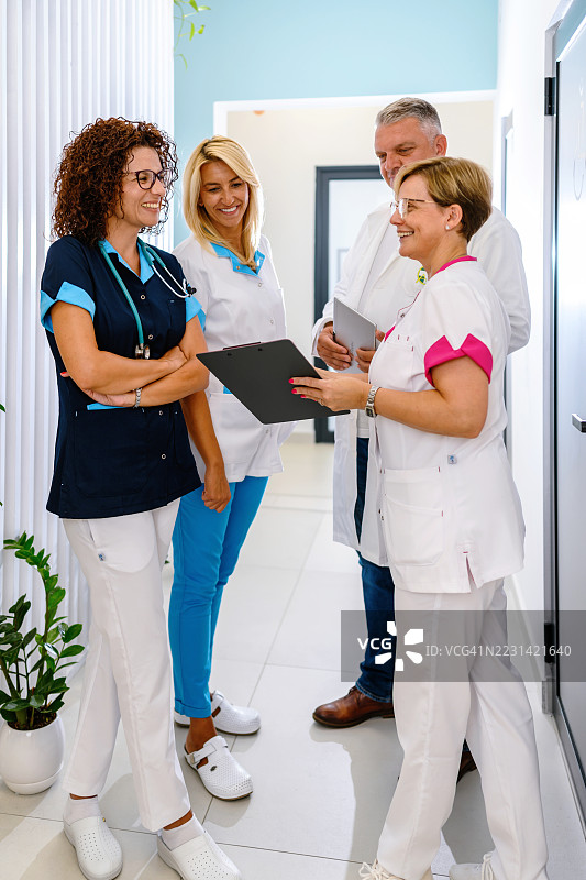 医院内医疗专业人员的会议图片素材