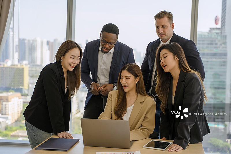 一群白领在办公室进行培训和头脑风暴。图片素材