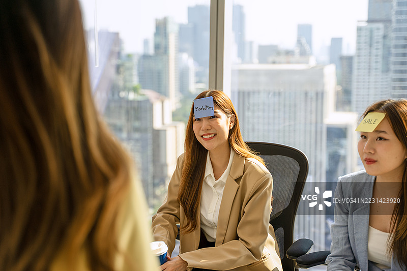 一群白领在办公室进行培训和头脑风暴。图片素材