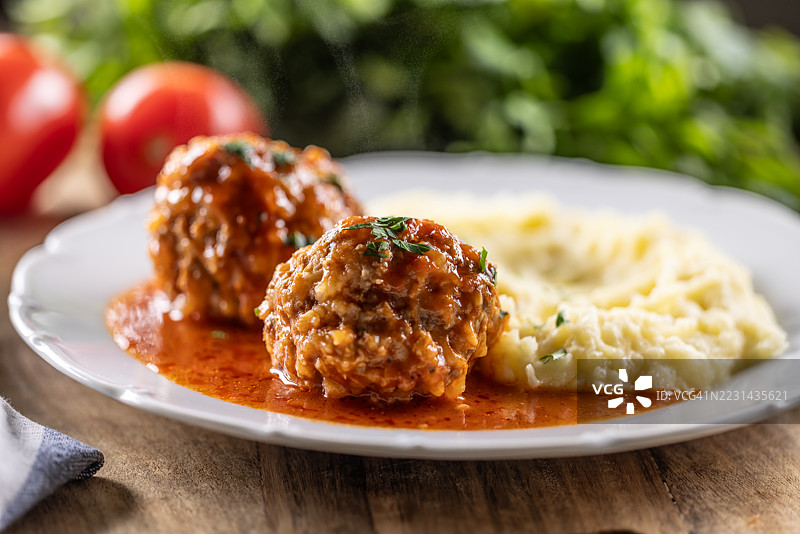番茄酱煮肉丸配烤土豆。图片素材