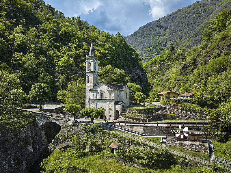 意大利马焦雷湖的圣安娜峡谷和教堂图片素材