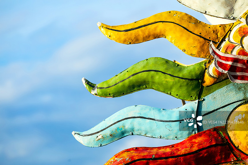 五彩斑斓的龙头高悬于蓝天之上图片素材