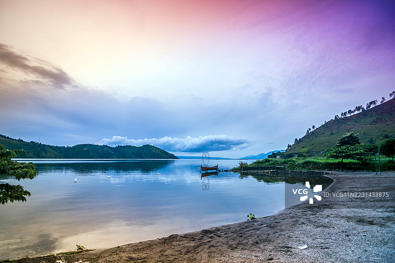 美丽的托巴湖，位于北苏门答腊的唐京村，清晨时分。图片素材