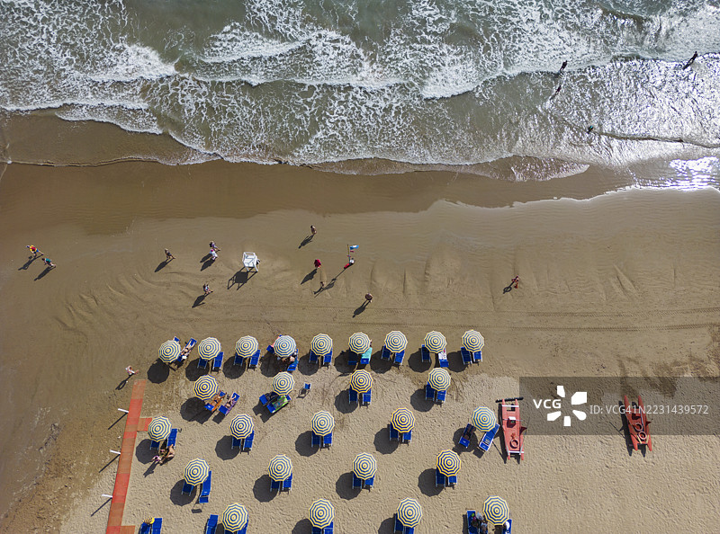 沙滩上遮阳伞的鸟瞰图图片素材
