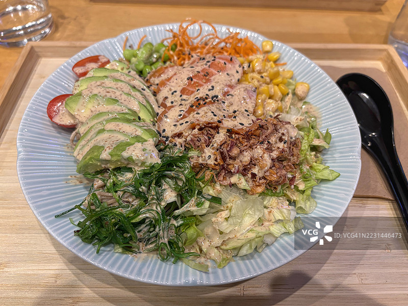 三文鱼、鳄梨、荞麦面、生菜、玉米、毛豆、青葱、胡萝卜、樱桃番茄、海带沙拉、芝麻酱沙拉图片素材