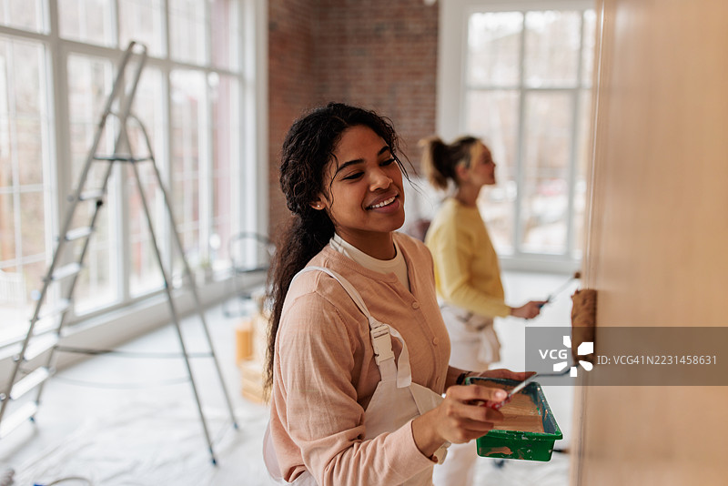 女性画家在进行居住空间改造图片素材