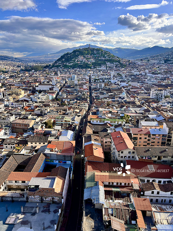 厄瓜多尔基多的鸟瞰图，展示了委内瑞拉街和潘内西略山。图片素材