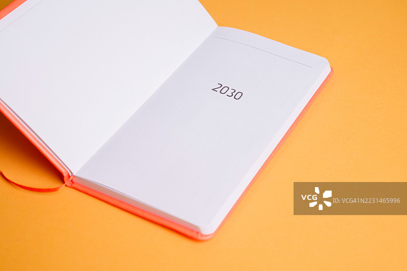 2030可持续发展议程写在笔记本上图片素材